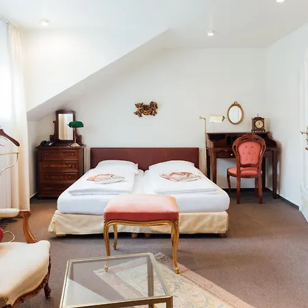 Kleine In Ruhiger Stadtlage